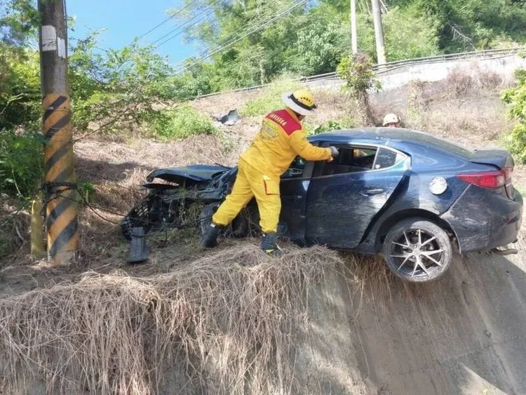 救難人員先固定車子再將受困2人救出，與機車騎士一起送醫。民眾提供