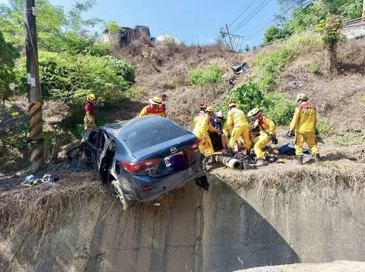 南市連兩起車禍意外 轎車撞電桿卡護岸3人傷 無照男墜深谷幸運獲救