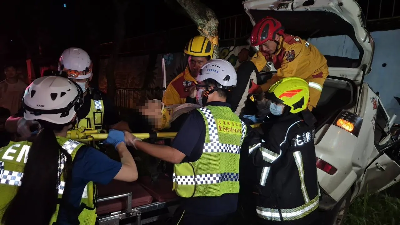 警消将受困车内的6人全数救出送医。消防局提供