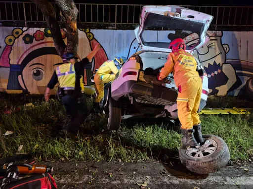 花莲自小客自撞车祸　轮胎撞飞警消救出6人