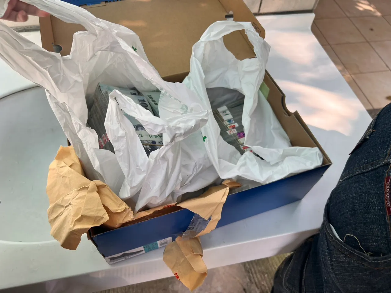 鞋盒内装巨款。竹北警分局提供