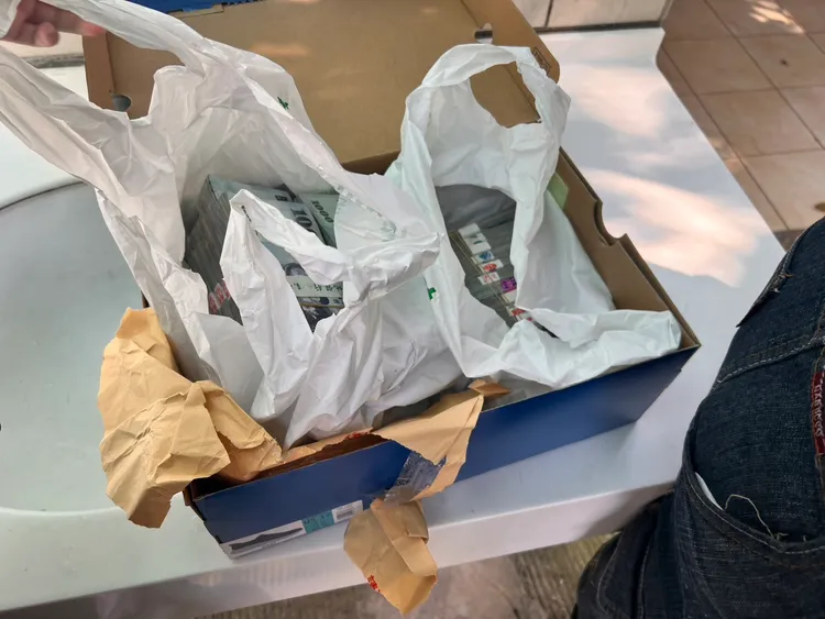 鞋盒內裝鉅款。竹北警分局提供