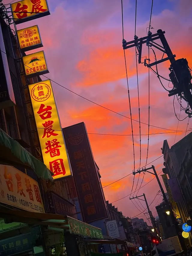 蜷川實花拍下迪化街的魔幻天空。翻攝蜷川實花IG