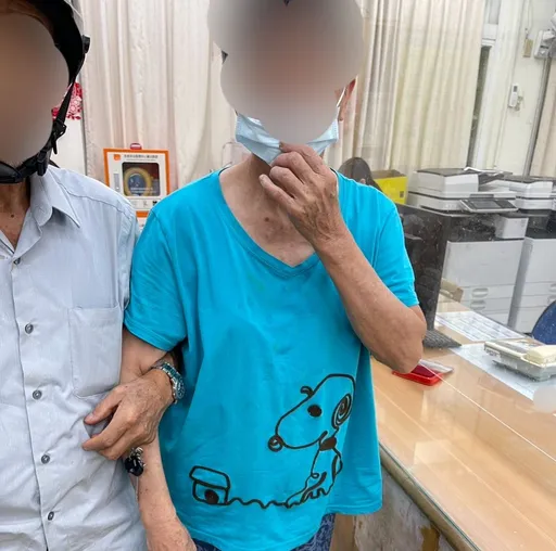 甲你攬牢牢!老伴外出散步走失翁急報警 見妻安然無恙緊挽手臂