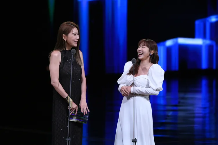 女星小禎（左）和佩甄（右）日前一同擔任「廣播金鐘」頒獎人。三立提供