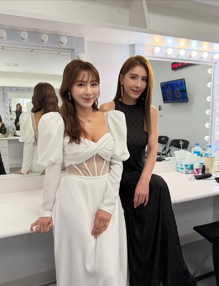 女星小禎（右）和佩甄（左）日前一同擔任「廣播金鐘」頒獎人，佩甄當天身著林立婚紗。翻攝foreverhsu0825 Threads