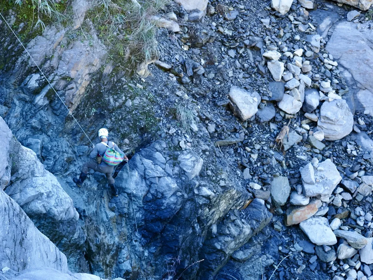 万荣林道队伍以垂降方式挑战高落差地形。林业及自然保育署花莲分署提供