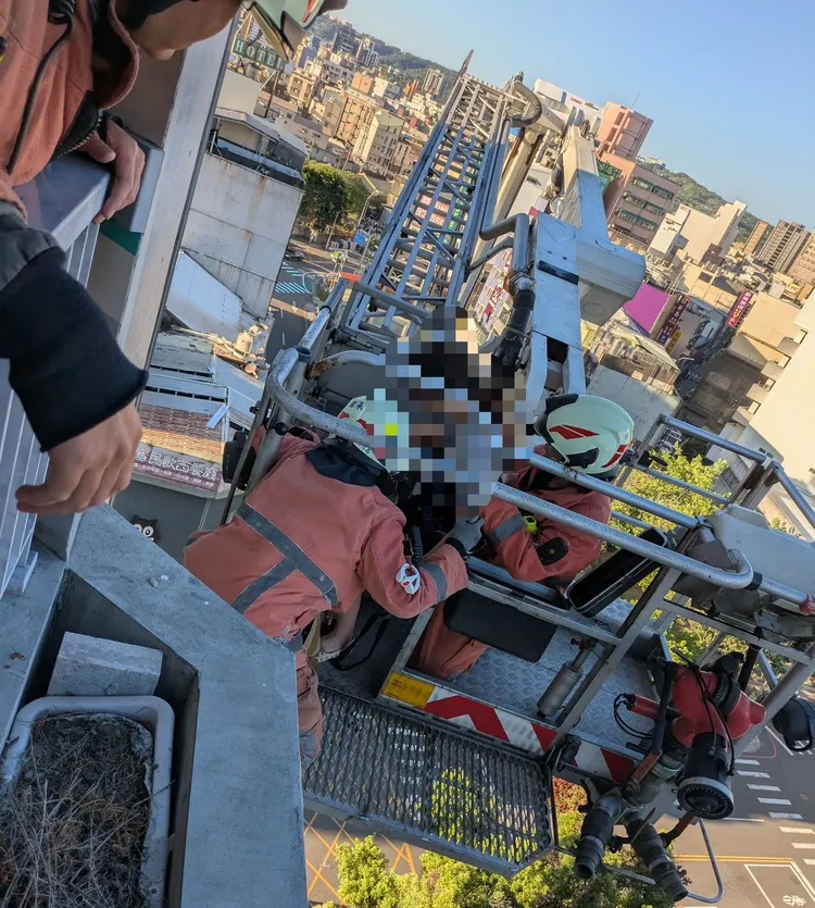 救下女子。新竹市消防局提供