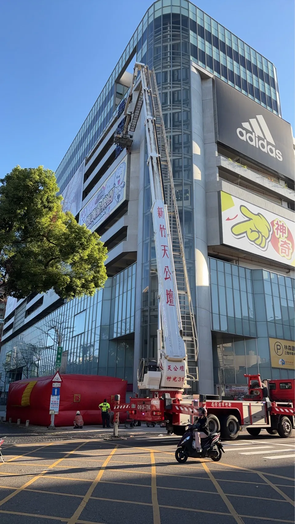 警消出动云梯车到场。新竹市消防局提供