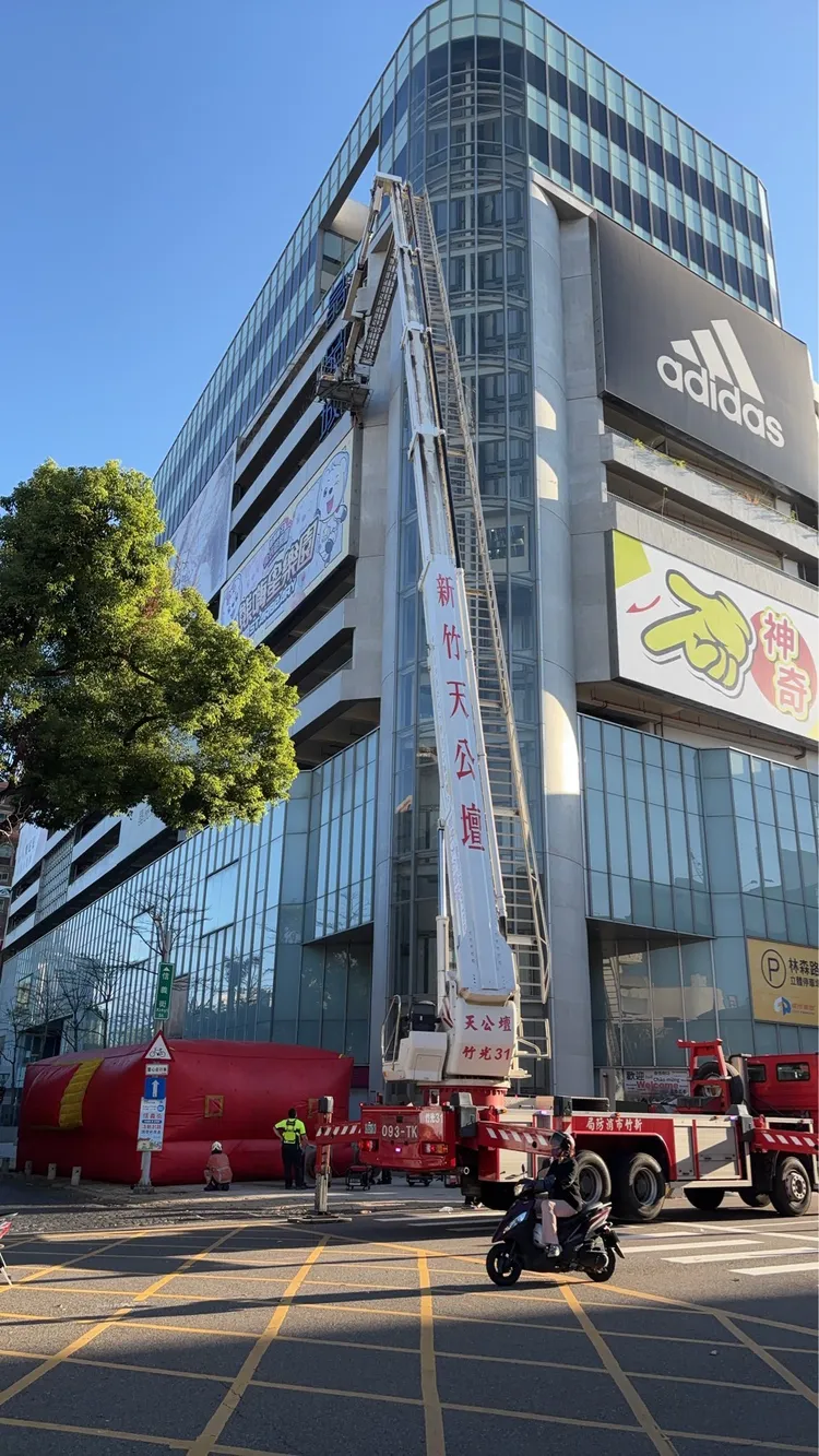 警消出動雲梯車到場。新竹市消防局提供