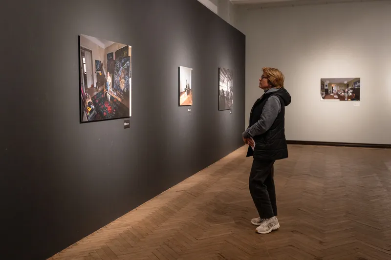 艺术家何孟娟近期在乌克兰举办摄影展「未来之前」,以影像纪录15位乌克兰女性艺术家在战争下的生命经验。图为乌克兰民众在现场观赏展览。 中央社