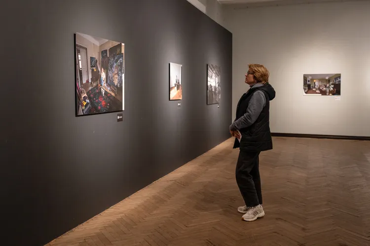 藝術家何孟娟近期在烏克蘭舉辦攝影展「未來之前」，以影像紀錄15位烏克蘭女性藝術家在戰爭下的生命經驗。圖為烏克蘭民眾在現場觀賞展覽。 中央社