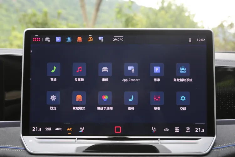 Passat Variant配備15吋大面積中控螢幕，搭載全中文MIB4系統、中文衛星導航與智慧語音助理，支援藍牙、無線Apple CarPlay/Android Auto，多媒體播放與車輛控制功能一應俱全。林浩昇攝