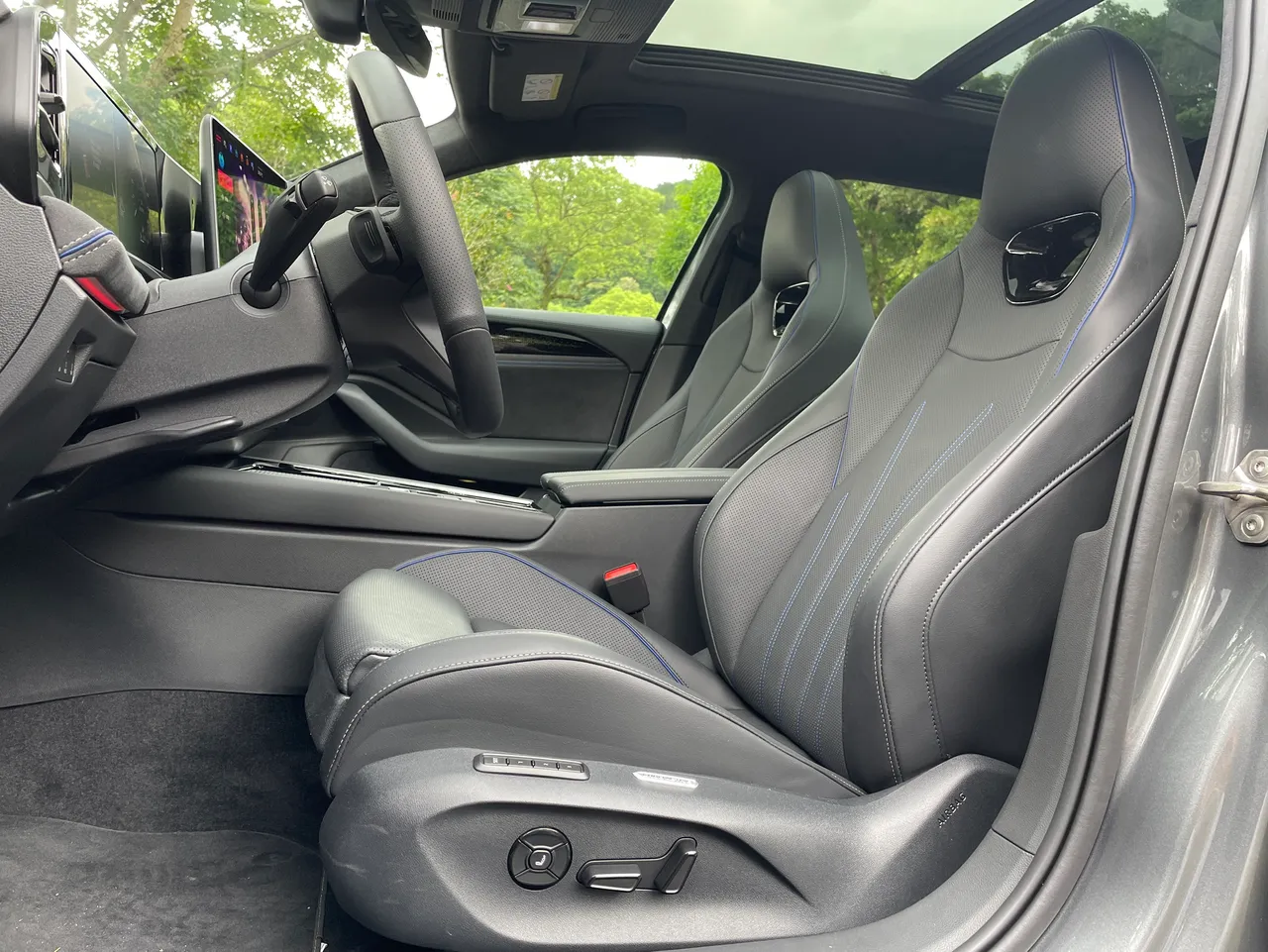 Passat Variant 430 TSI R-Line Performance配备跑车式座椅,采Puglia真皮包覆,包覆性明显,椅面前方腿托可拉出,提供更佳大腿支撑。林浩升摄