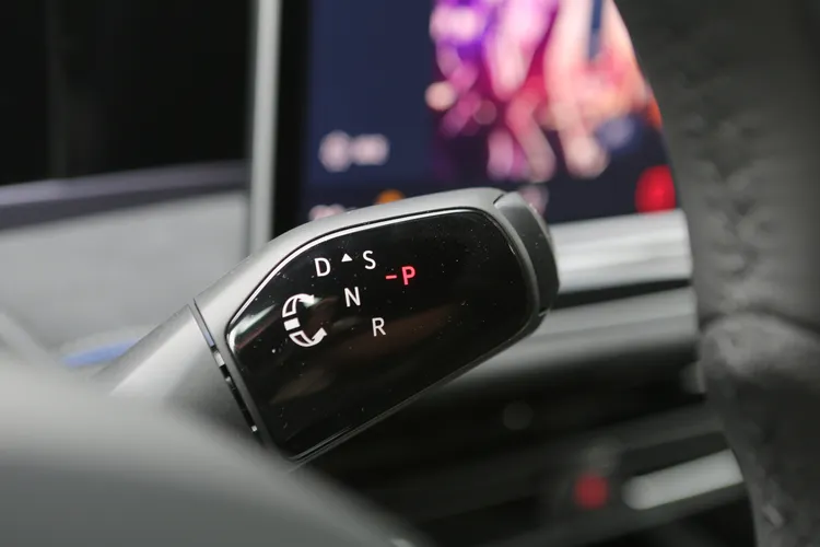 Passat Variant的旋轉式排檔設於方向機柱旁，前轉切換D/S檔，後轉為R檔，方向盤兩側還配有換檔撥片，操作直覺便利。林浩昇攝