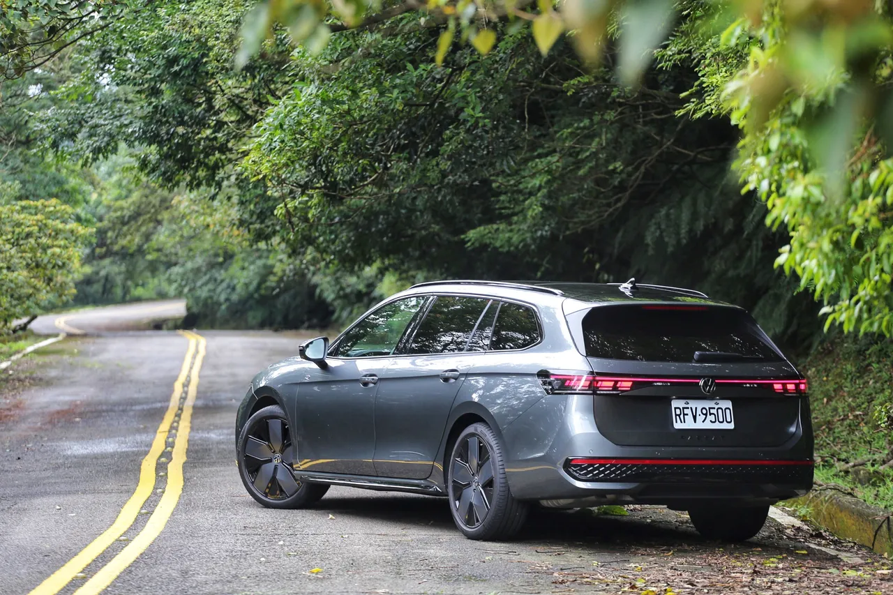 Passat Variant 430 TSI R-Line Performance用低调却深刻的方式提醒大家,真正的旗舰不必高调,舒适与操控同样也能令人印象深刻。林浩升摄