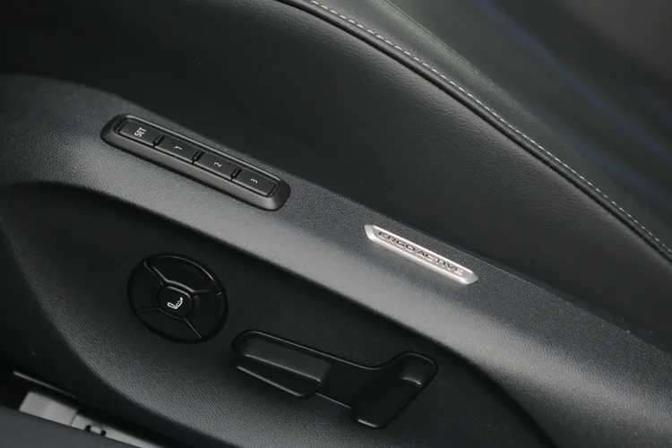 雙前座提供12+2向電動調整。林浩昇攝