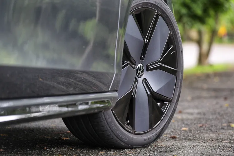 430 TSI R-Line Performance專屬19吋黑化鋁圈，不僅提升運動氣息，也與整體黑化套件呼應。林浩昇攝