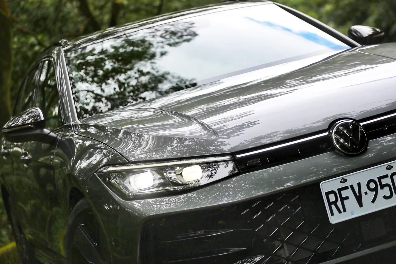 Passat Variant 430 TSI R-Line Performance车头设计锐利,LED灯条贯穿前脸,搭配运动化黑化套件,展现旗舰旅行车稳重又俐落的气势。林浩升摄