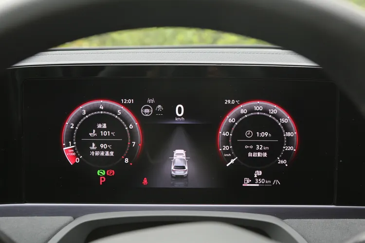 Passat Variant配備10.25吋數位儀錶板，支援全中文化介面，左右區塊可依駕駛需求切換不同功能顯示，操作靈活直覺。林浩昇攝