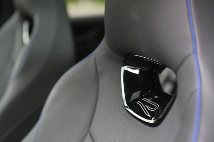 雙前座採一體式造型設計，並鑲嵌有R專屬徽飾。林浩昇攝