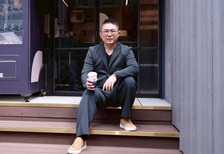 羅念祖指出，未來導入茶飲自動調和機可加速出餐及人力支援，估計未來員工訓練可縮短為1個月就上手。莊宗達攝