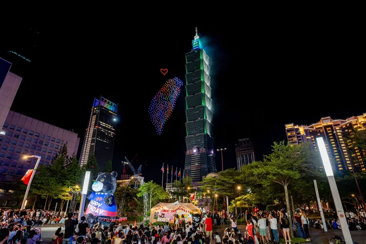 台北101首度結合無人機與煙火展演，吸引超過6萬人抬頭仰望。翻攝台北101臉書