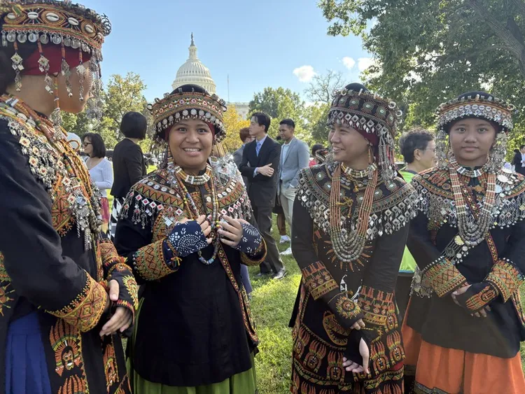 來義高中來自台灣最南端的屏東縣，學生多為排灣族。經近10個月的籌備，12人的訪團4日赴美交流，身穿族服毫不馬虎。 中央社