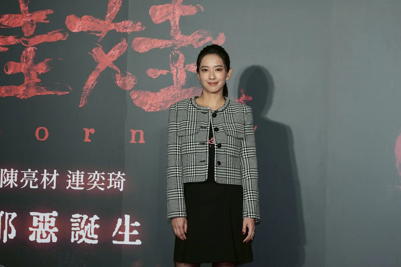 周采诗吓儿子。彭欣伟摄