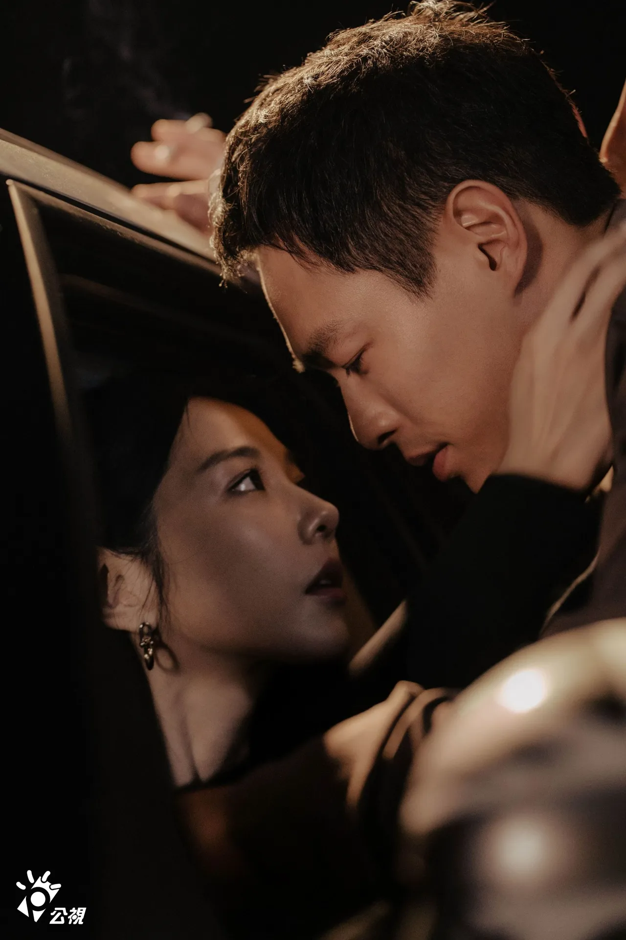 邵雨薇（左）笑称隔著车窗的勾引戏很困难，因为脖子会很酸。女王传播、瀚草文创提供