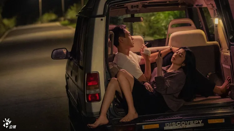 車震場景選在馬路邊，代表角色之間的情感一發不可收拾。女王傳播、瀚草文創