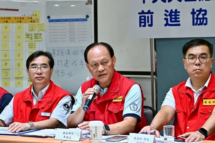 中央應變中心前進協調所總協調官季連成（中）。行政院東部辦公室提供