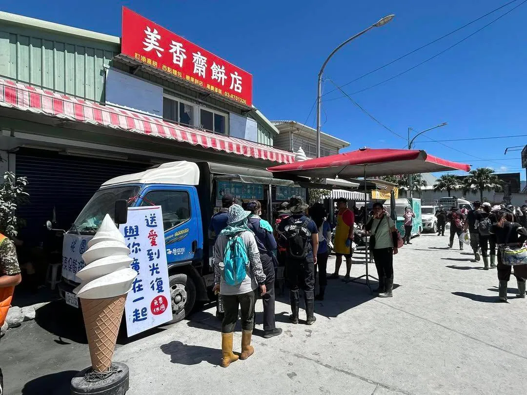 光复灾区今天扔涌入冰淇淋超人送爱心给灾民及志工。翻摄threads