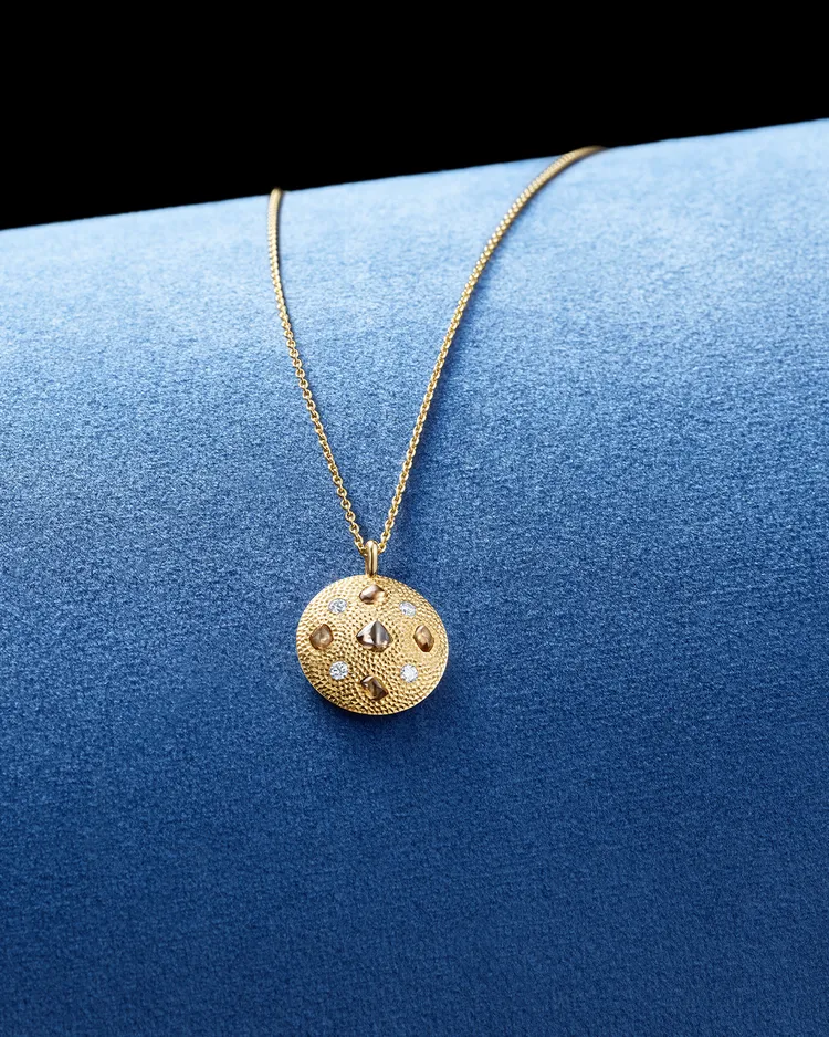 De Beers Talisman系列。品牌提供