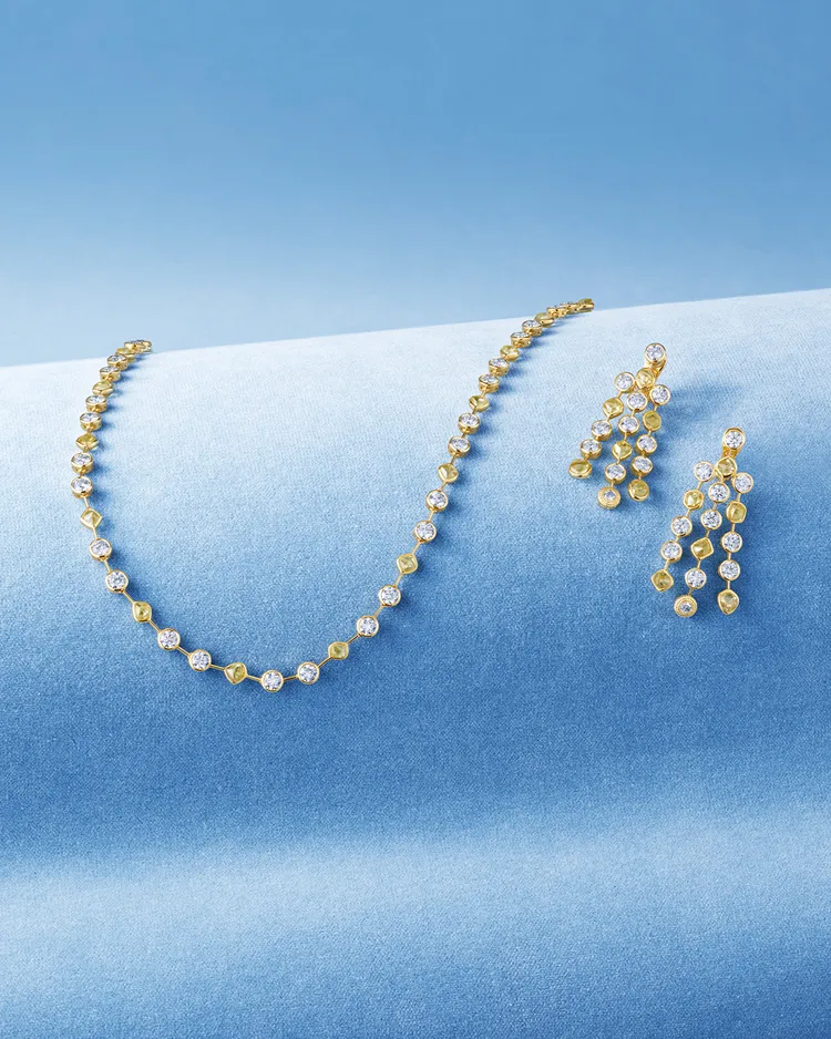 全新 De Beers Talisman Line高級珠寶系列項鍊與垂墜式耳環。品牌提供