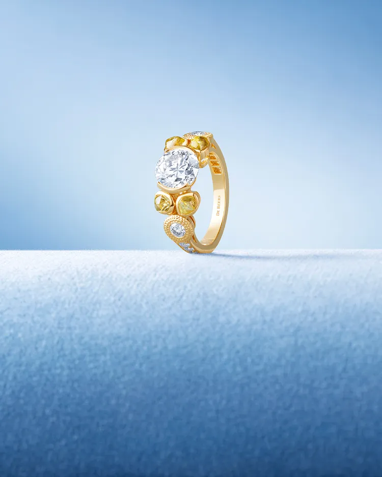 全新 De Beers Talisman Trio 高級珠寶鑽石戒指。品牌提供