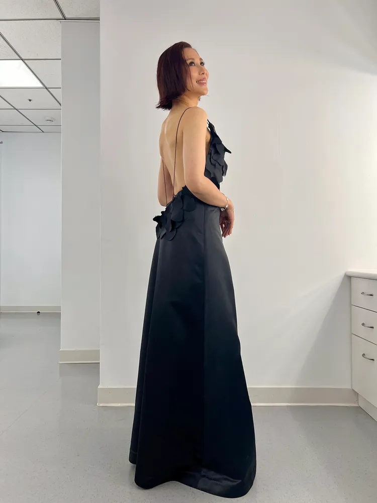 林凡首戰金鐘身穿設計師APUJAN詹朴所操刀的一席「黑曜蝴蝶」禮服大秀美背。凡凡工作室提供