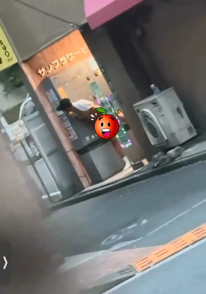 疑似草間理查敬太的男子幾近全裸，在新宿二丁目一棟大樓門口東張西望。翻攝X