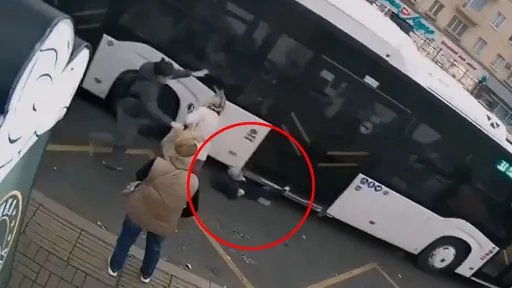 警世影片|趕不上公車「伸腳攔關門」 5歲童被拖行數十公尺