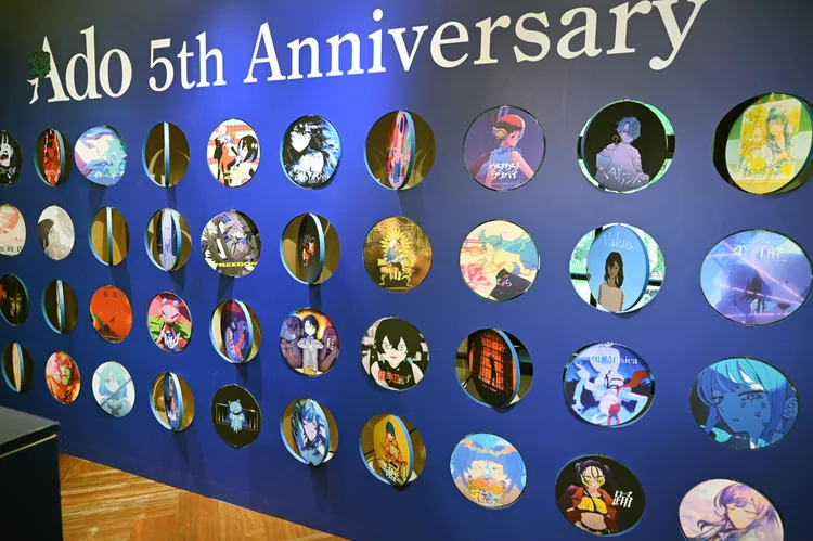 快閃店的旋轉牆以Ado歷年人氣歌曲打造。環球音樂提供