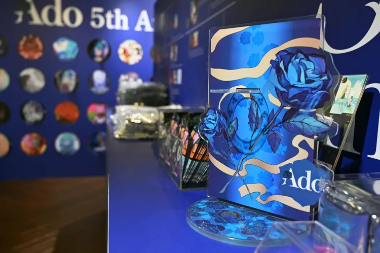 Ado的藍色玫瑰手燈支架。環球音樂提供