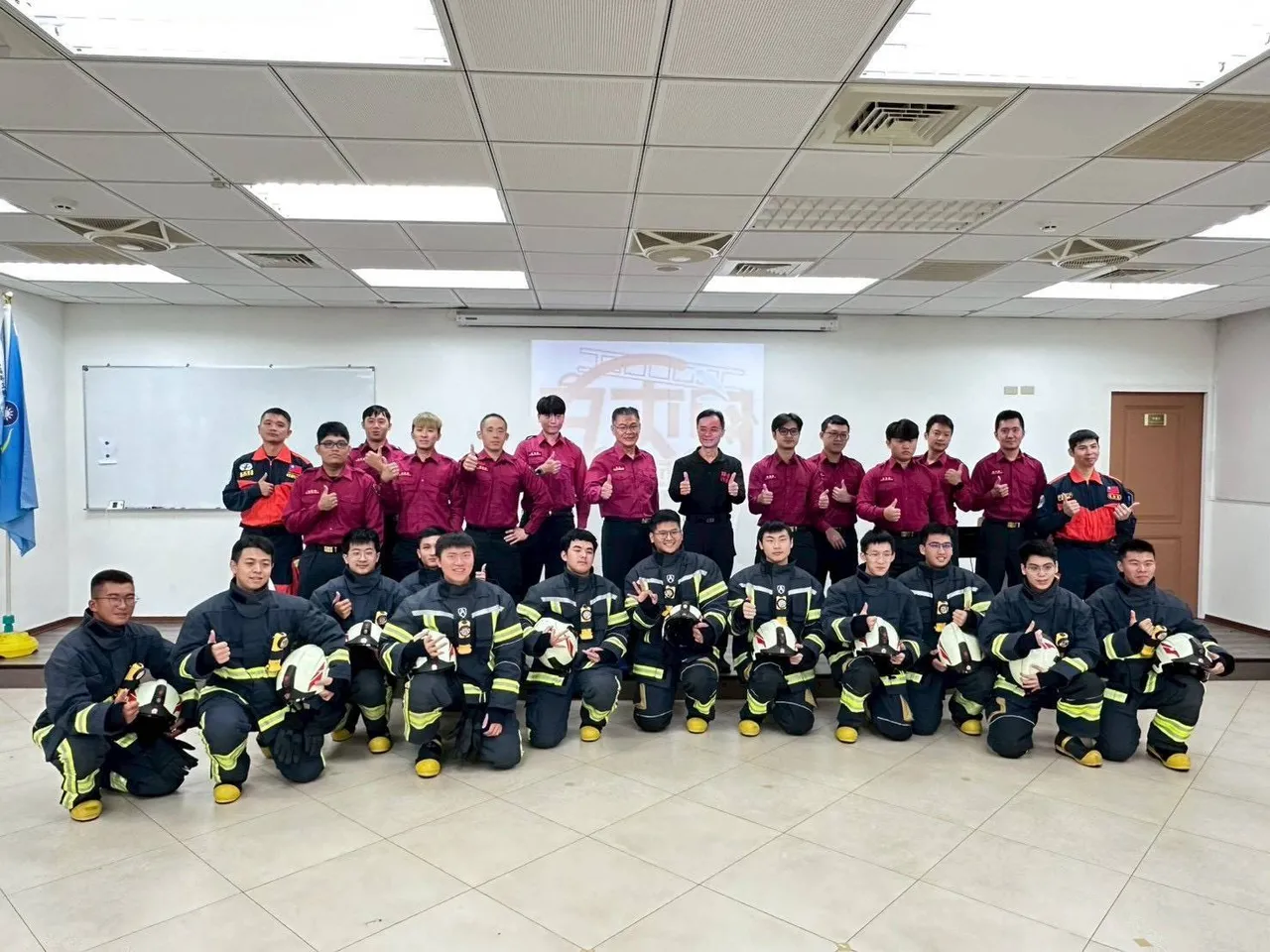 师徒传承救灾经验下,12名消防心血未来面对各种突发状况时,能够更加勇敢且安全执行消防勤务。翻摄画面