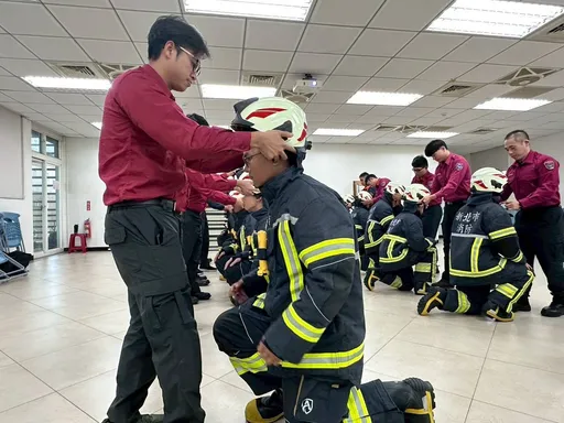 新北消防第三大队12名新血加入救灾行列 「授帽仪式」传承打火精神