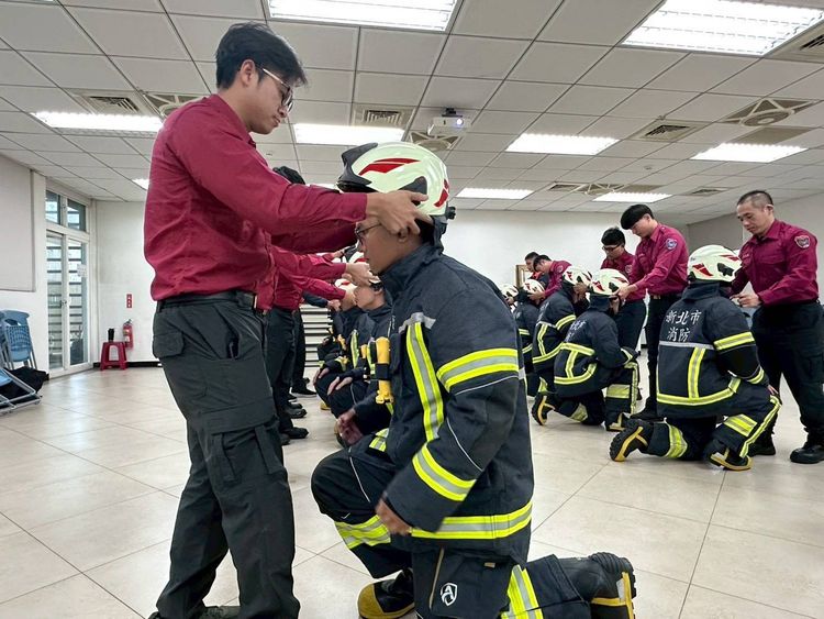 新北消防第三大隊12名新血加入救災行列　「授帽儀式」傳承打火精神