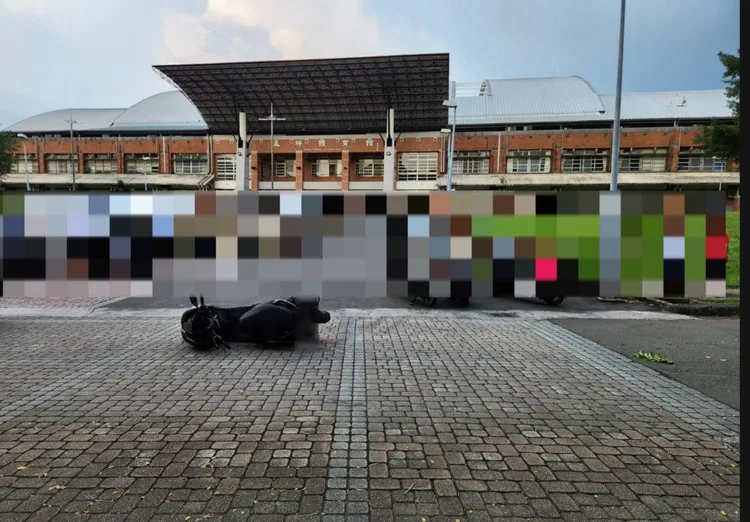 事發地點就在孟祥體育館前，邱姓男大生送醫救治仍回天乏術。民眾提供