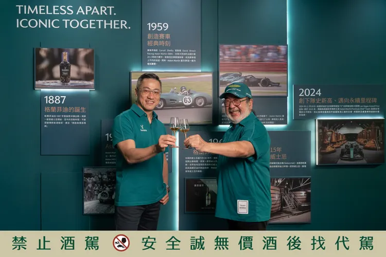 開幕活動邀請知名 F1 賽事主播龔懷主 Robin（右）與格蘭菲迪品牌大使詹昌憲 James（左）現場對談。業者提供