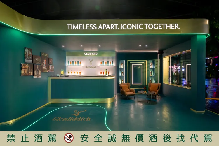 Club 1959 快閃店空間以英倫綠、紳士金為主調，呼應賽車塗裝與威士忌金液的光澤，體現兩大品牌跨越領域的工藝共鳴。業者提供