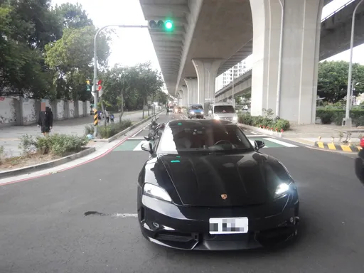 台中保时捷路口礼让砂石车 后方机车煞不住!追撞酿1伤