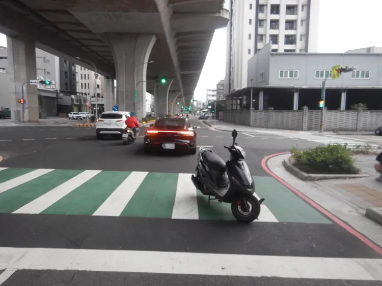 機車疑未保持安全距離，追撞砂石車導致騎士受傷送醫。民眾提供