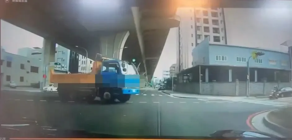 保时捷减速礼让左转的砂石车,遭后方机车追撞。民众提供